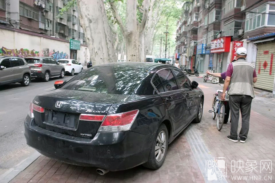 男子的車牌因是外地牌照，被小偷盜走。