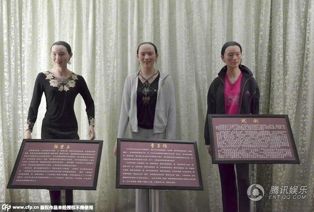 ，“華鎣山中外名人蠟像館”中的蠟像，被網(wǎng)友稱作“華鎣山農(nóng)貿(mào)服裝發(fā)布會(huì)”。
