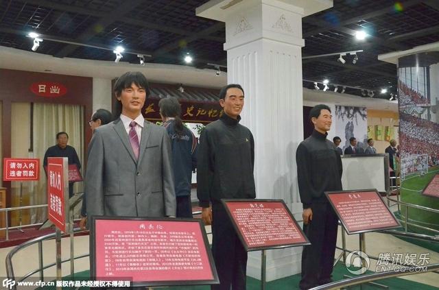 “華鎣山中外名人蠟像館”中的蠟像，被網(wǎng)友稱作“華鎣山農(nóng)貿(mào)服裝發(fā)布會(huì)”。