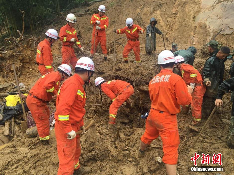 8月19日，救援人員正在全力搜尋被埋遇難者
