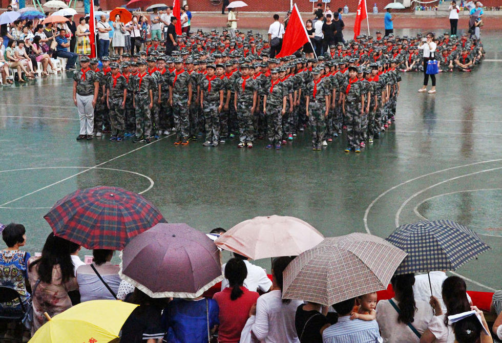 鄭州市，鄭州市第八中學(xué)會操表演當(dāng)天突降大雨，但是同學(xué)們在雨中堅(jiān)持完成了會操表演。