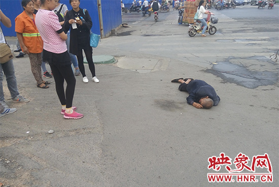 老人倒地后無人敢扶，過路市民拍照作證。