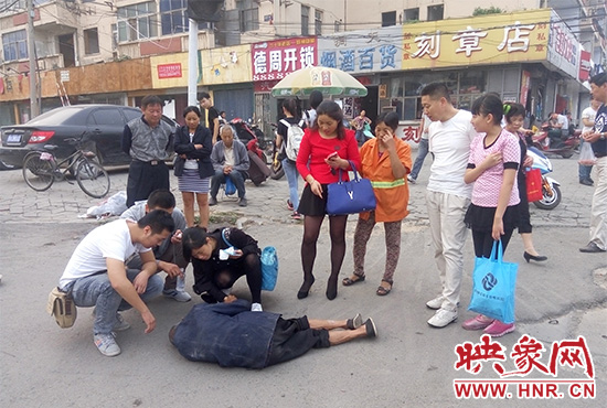 據(jù)附近環(huán)衛(wèi)工人介紹，老人是自己過路口時不小心摔倒的。