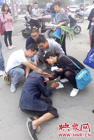 一些愛心市民在撥打了110和120后，上前給老人擦臉上的血跡。
