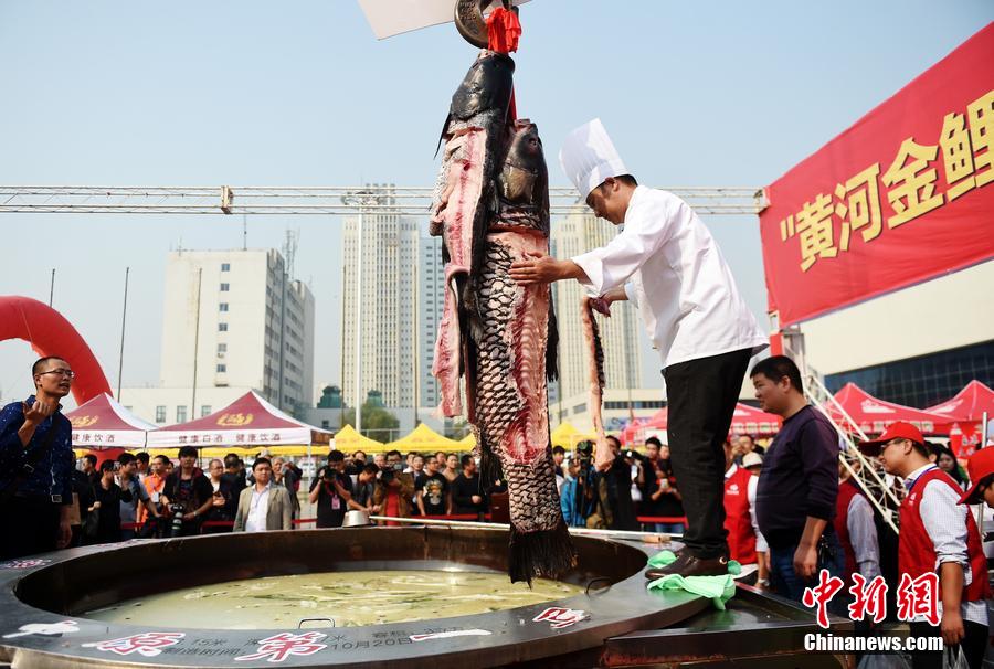河南鄭州，一個直徑3.15米，深0.7米，可容納3噸高湯的“中原第一鍋”現(xiàn)場烹煮火鍋盛宴。