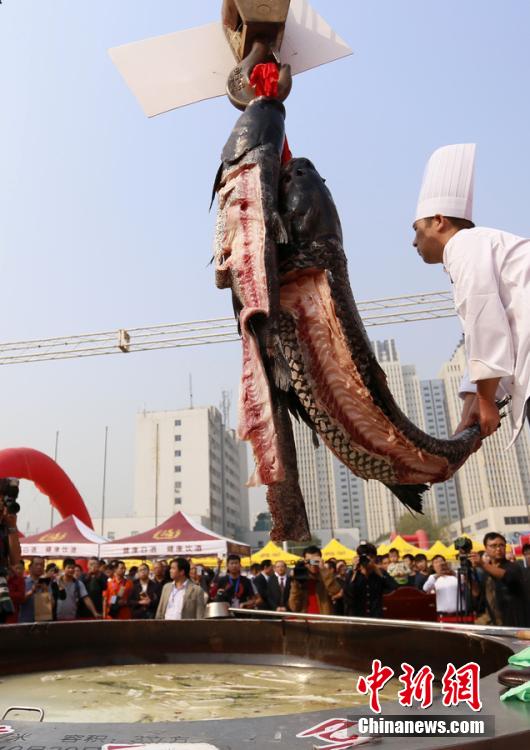 廚師對魚肉進行處理。 圖片來源：CFP視覺中國