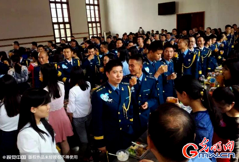 湖北武漢，“嫁人就嫁解放軍”，每年一屆的武漢軍旅姻緣會(huì)17日在駐漢空軍某指揮所文化活動(dòng)中心舉行