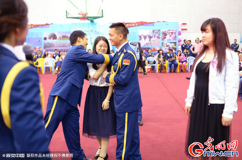 湖北武漢，“嫁人就嫁解放軍”，每年一屆的武漢軍旅姻緣會(huì)17日在駐漢空軍某指揮所文化活動(dòng)中心舉行