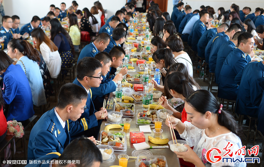 湖北武漢，“嫁人就嫁解放軍”，每年一屆的武漢軍旅姻緣會(huì)17日在駐漢空軍某指揮所文化活動(dòng)中心舉行