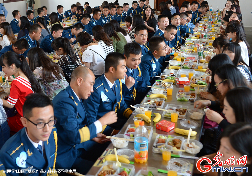 湖北武漢，“嫁人就嫁解放軍”，每年一屆的武漢軍旅姻緣會(huì)17日在駐漢空軍某指揮所文化活動(dòng)中心舉行