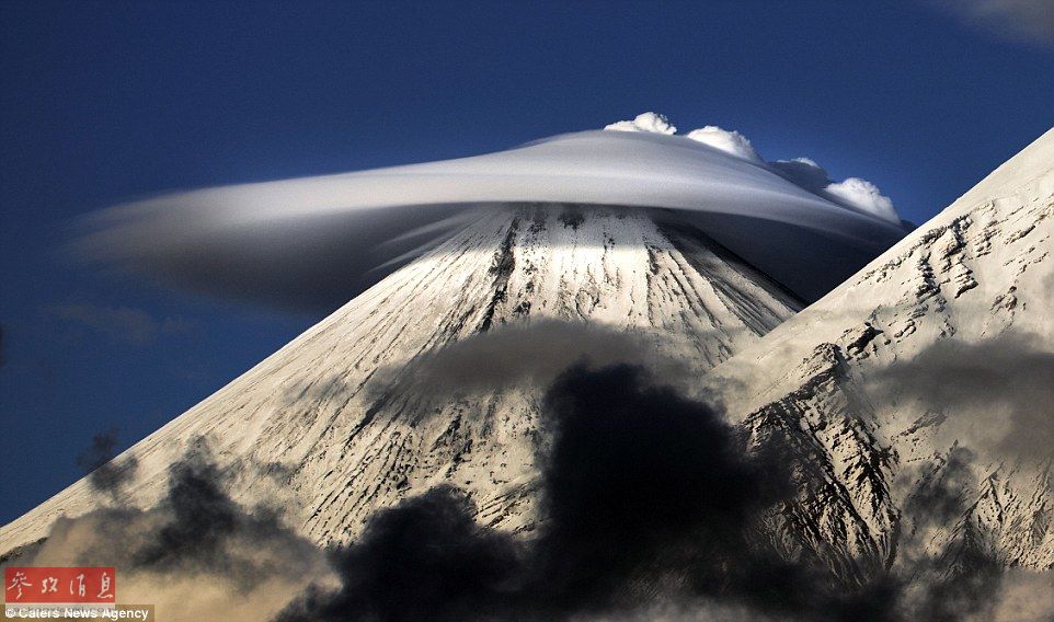 火山上籠罩著類似于外星飛碟形狀的云彩，場景猶如科幻大片。
