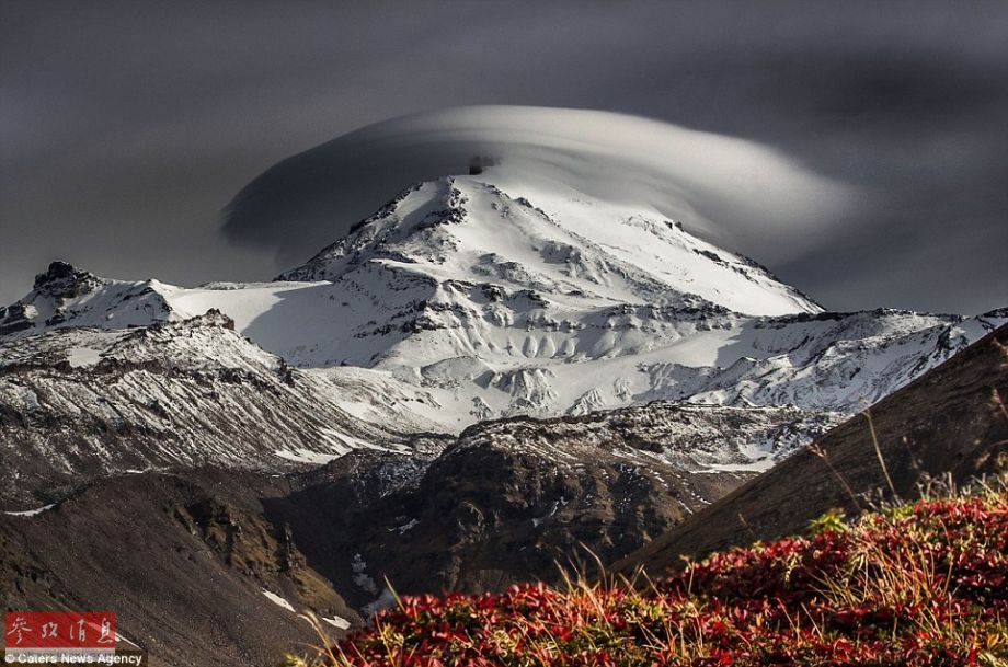 火山上籠罩著類似于外星飛碟形狀的云彩，場景猶如科幻大片。