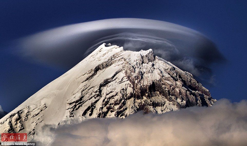 火山上籠罩著類似于外星飛碟形狀的云彩，場景猶如科幻大片。