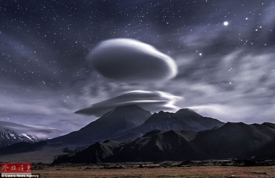 火山上籠罩著類似于外星飛碟形狀的云彩，場景猶如科幻大片。