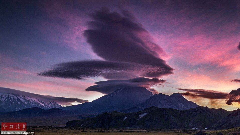 火山上籠罩著類似于外星飛碟形狀的云彩，場景猶如科幻大片。