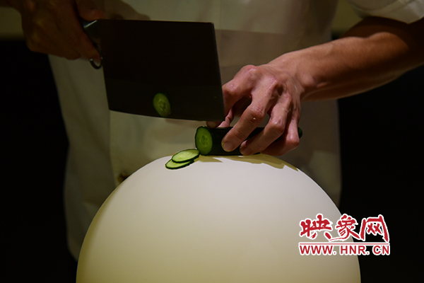 在面團(tuán)氣球上切菜。