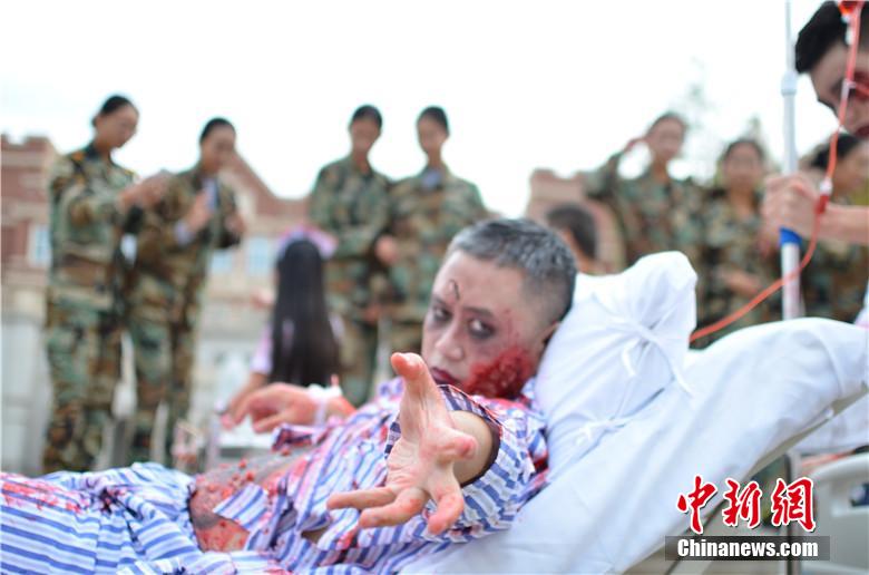 該校院長(zhǎng)也參與其中，與學(xué)生共同嗨翻校園。 何浠 攝