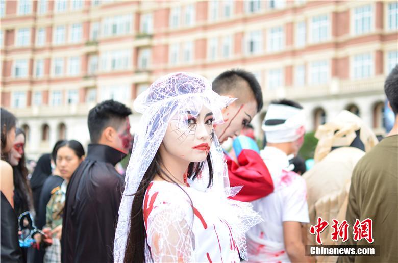 校園“萬(wàn)圣節(jié)”恐怖化妝派對(duì)讓“群鬼”聚集。 何浠 攝