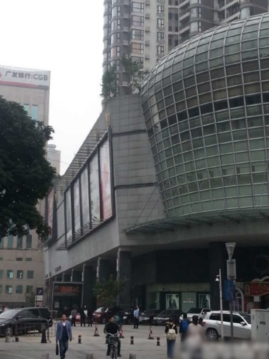 一輛停在停車位上的寶馬轎車，被墜落的樹枝砸中，樹枝徑直插入車內(nèi)，現(xiàn)場(chǎng)引發(fā)不少市民圍觀拍照。