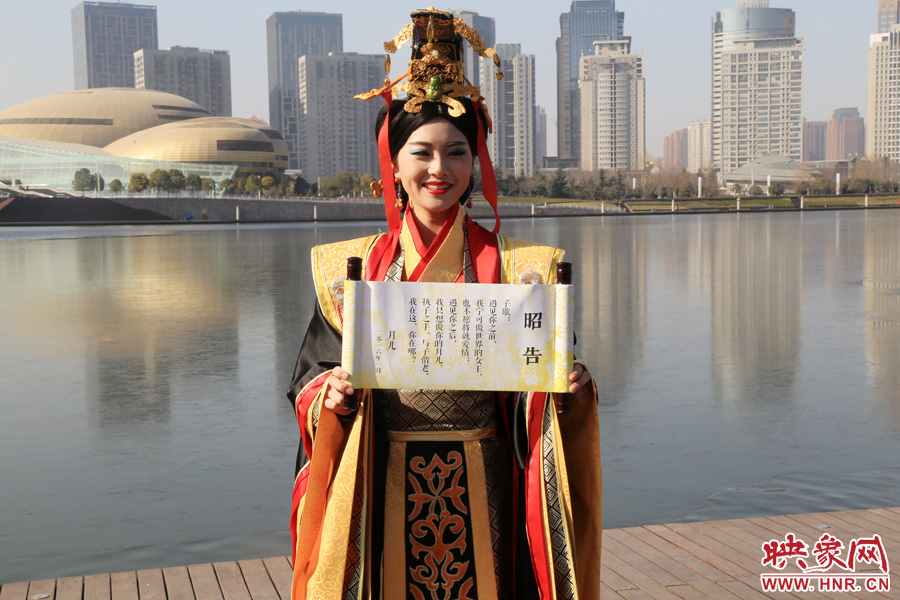 扮成羋月的女子叫小賈，今年27歲，家在鄭州，有房有車。