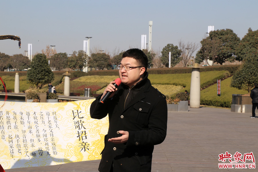 多位在鄭東新區(qū)CBD如意湖附近寫字樓上班的單身男性，聞訊前來唱歌應征。