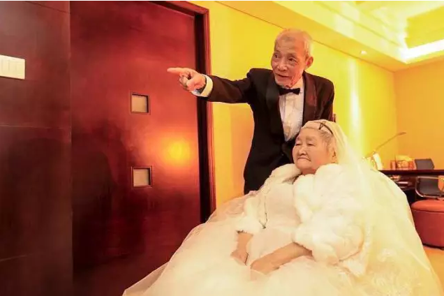 情人節(jié)最溫暖告白！84歲老人包下整樓示愛(ài)老伴