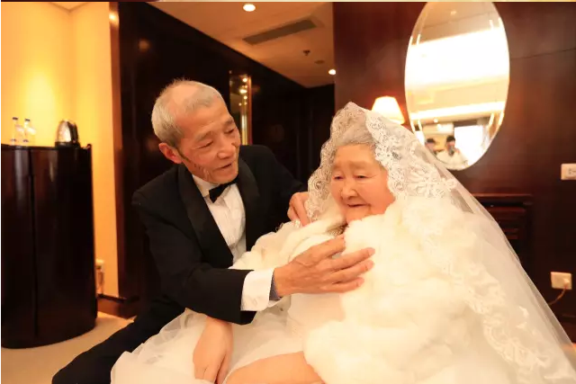 情人節(jié)最溫暖告白！84歲老人包下整樓示愛(ài)老伴