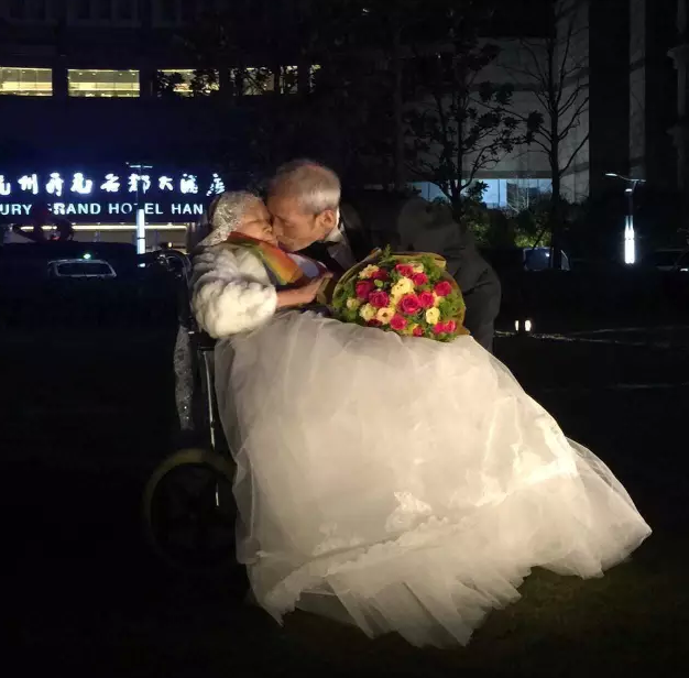 情人節(jié)最溫暖告白！84歲老人包下整樓示愛(ài)老伴