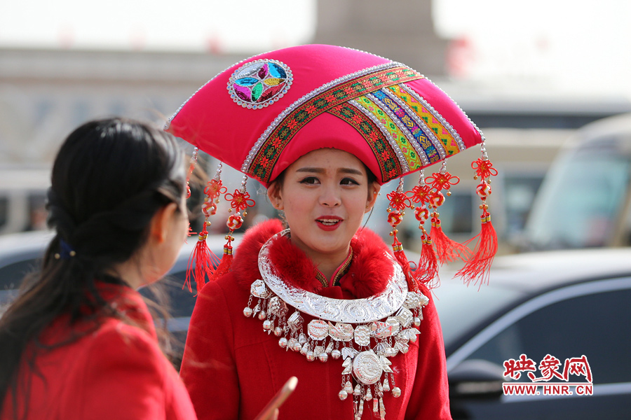 漂亮的頭飾配美女，回頭率相當高