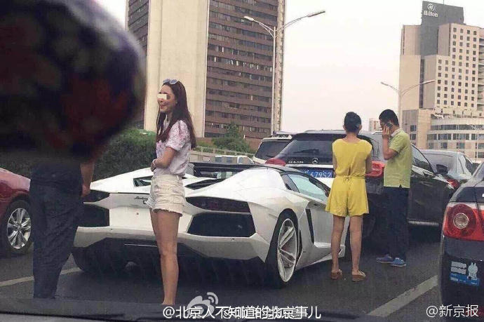 網(wǎng)紅駕蘭博基尼追尾 造成三車(chē)事故