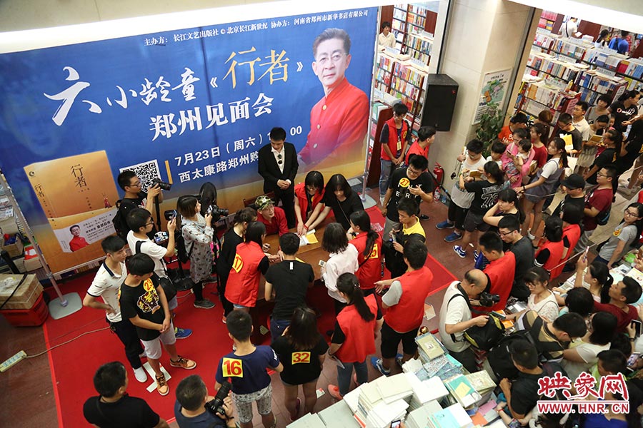 不到三個小時的簽售時間，六小齡童累計簽售自傳2900余冊，創(chuàng)造了鄭州購書中心的歷史記錄.jpg