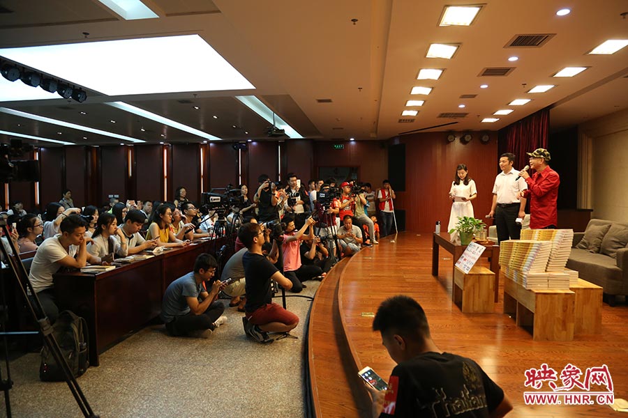 河南本土主流媒體基本全部到場，六小齡童接受記者提問。