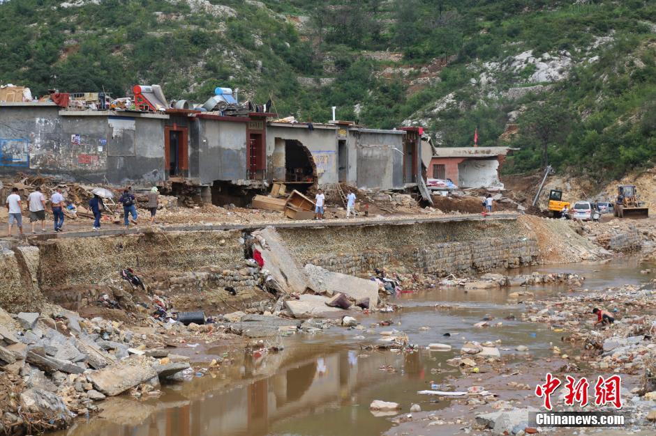 圖為都里鎮(zhèn)小河兩岸的民宅受損嚴(yán)重。
