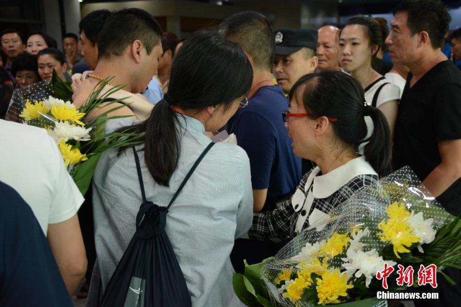 19時30分許，23位罹難者家屬代表陸續(xù)走出機場，多位家屬失聲痛哭。