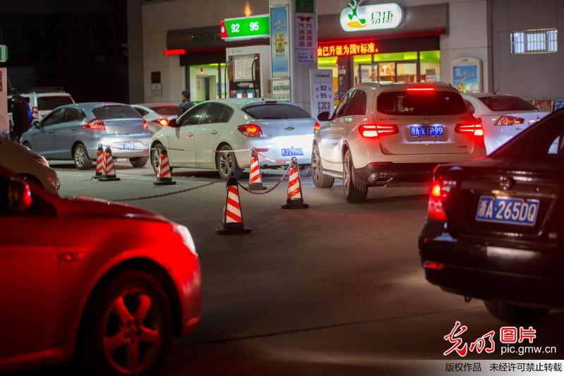 油價創(chuàng)四年來最大漲幅 杭州車主深夜排長隊(duì)加油