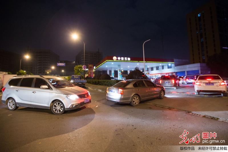 油價創(chuàng)四年來最大漲幅 杭州車主深夜排長隊(duì)加油