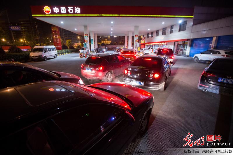 油價創(chuàng)四年來最大漲幅 杭州車主深夜排長隊(duì)加油