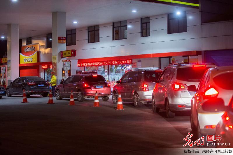 油價創(chuàng)四年來最大漲幅 杭州車主深夜排長隊(duì)加油