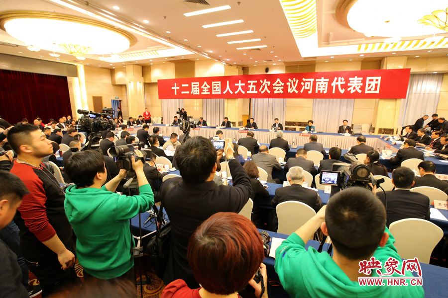 記者擠滿了媒體區(qū)，前來聽取河南“聲音”