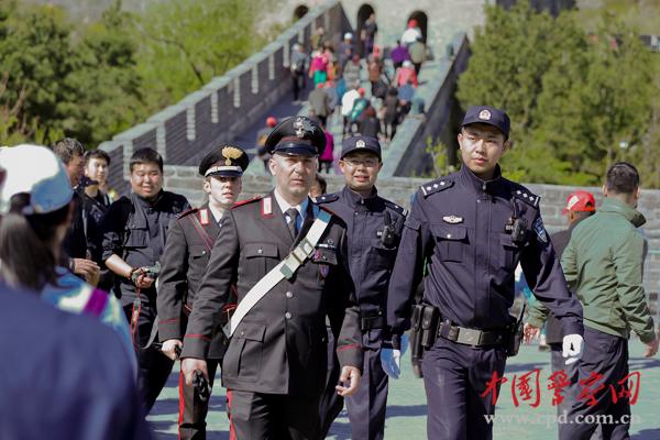 中意警察編隊巡邏。本網(wǎng)記者 陳路坤 攝
