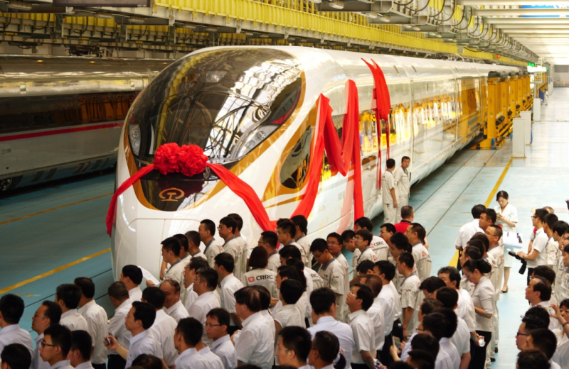 當(dāng)日，由中國鐵路總公司牽頭組織研制、具有完全自主知識(shí)產(chǎn)權(quán)、達(dá)到世界先進(jìn)水平的中國標(biāo)準(zhǔn)動(dòng)車組被命名為“復(fù)興號(hào)”?！皬?fù)興號(hào)”將于6月26日在京滬高鐵兩端的北京南站和上海虹橋站雙向首發(fā)。