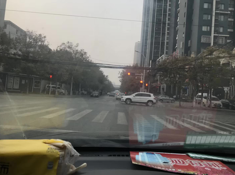 限行第一天！鄭州的早高峰是這個(gè)樣子的