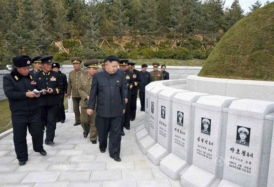 原文配圖：金正恩前往烈士墓拜祭。