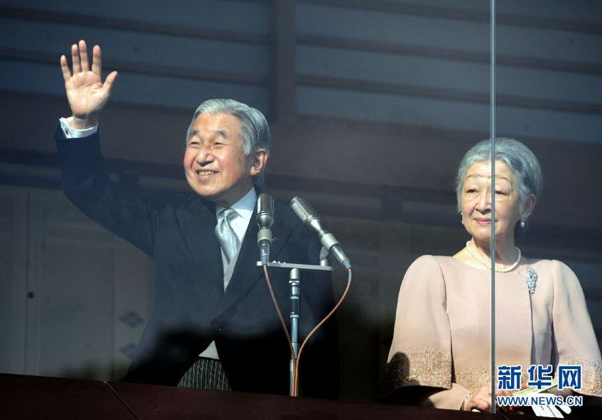 當(dāng)?shù)貢r(shí)間12月23日，在位于日本東京的皇宮，日本明仁天皇向民眾致意。