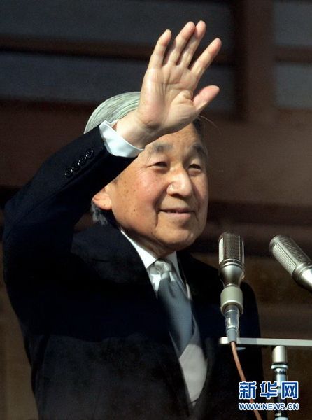 當(dāng)?shù)貢r(shí)間12月23日，在位于日本東京的皇宮，日本明仁天皇向民眾致意。