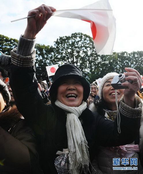 當(dāng)?shù)貢r(shí)間12月23日，在位于日本東京的皇宮，民眾向明仁天皇祝賀生日。