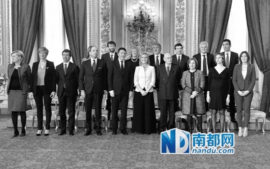 2月22日，在意大利羅馬總統(tǒng)府，新任總理馬泰奧·倫齊(前左五)與總統(tǒng)納波利塔諾(前右四)及新內(nèi)閣成員