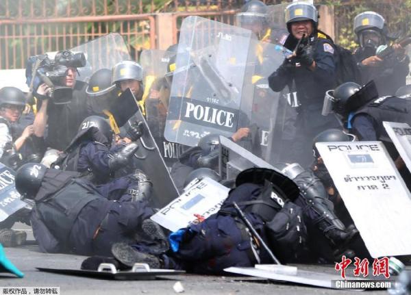 當(dāng)?shù)貢r(shí)間2月18日，泰國曼谷警方與示威者發(fā)生沖突。