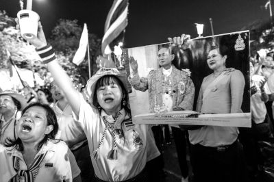 5日，泰國巴蜀府海濱度假勝地華欣，數(shù)萬民眾身穿國王的代表色“黃色”T恤，自發(fā)上街，口喊“國王萬歲”的口號。