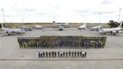 4月29日，澳大利亞珀斯，馬航MH370空中搜索正式結(jié)束，參與搜索的多國部隊在離開前留影紀(jì)念。
